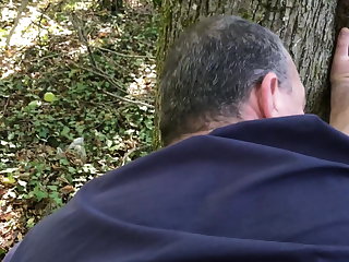 Outdoor baise dans les bois