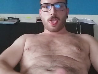 Hairy dude cums