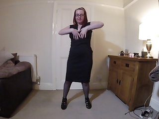 Strumpbyxor Slutty British wife Dancing in Black Dress