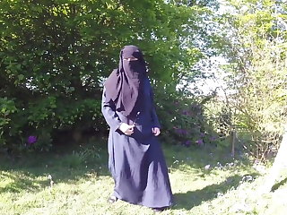Nylon Muslim in burqa and stockings – flashing outdoors
