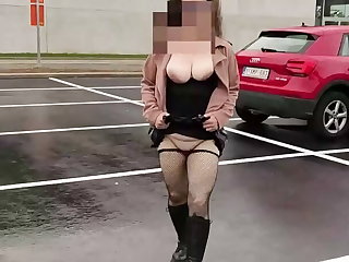 Бельгийский She shows off with dildo and squirts in public places